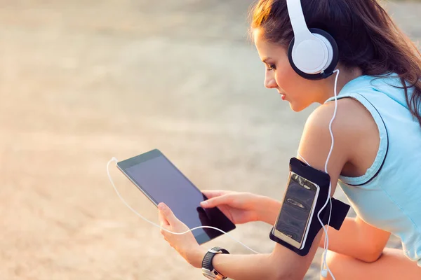 Frau hört Musik mit Kopfhörer vom Tablet — Stockfoto