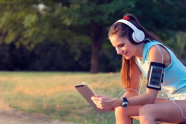 Frau hört Musik mit Kopfhörer vom Tablet — Stockfoto
