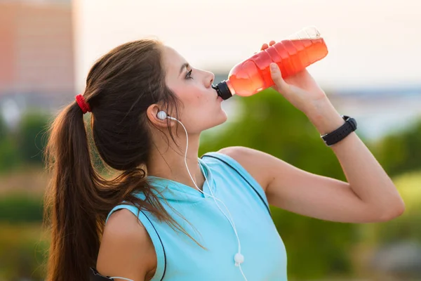 Donna che riposa e beve dopo aver corso — Foto Stock