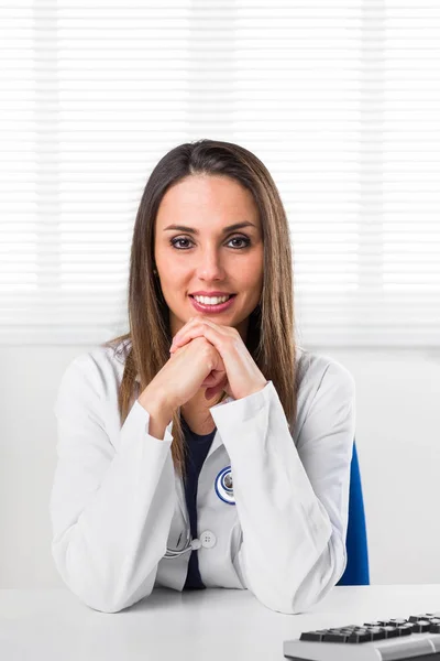 Femme médecin au bureau et souriant — Photo