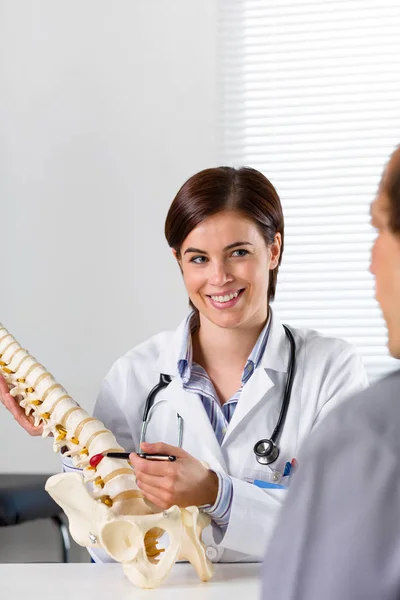 Wanita ahli bedah Orthopaedic menjelaskan cedera punggung — Stok Foto