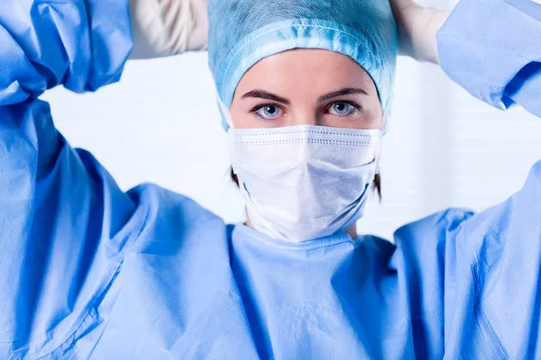 Vrouwelijke chirurg dragen van beschermende uniformen, GLB en masker — Stockfoto