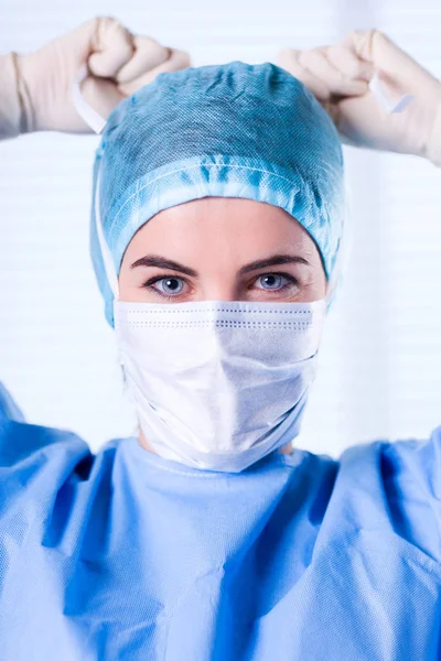 Vrouwelijke chirurg dragen van beschermende uniformen, GLB en masker — Stockfoto