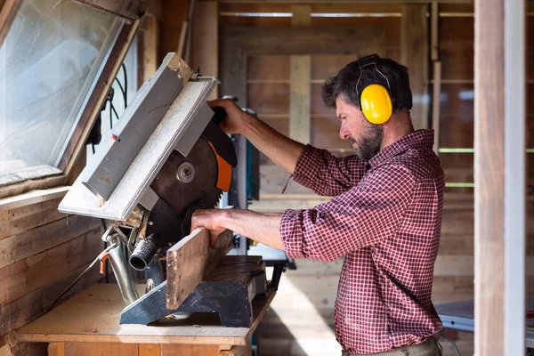 Daire testere tarafından erkek marangoz kesme tahtası — Stok fotoğraf