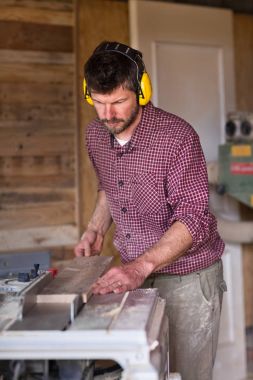 Daire testere tarafından erkek marangoz kesme tahtası