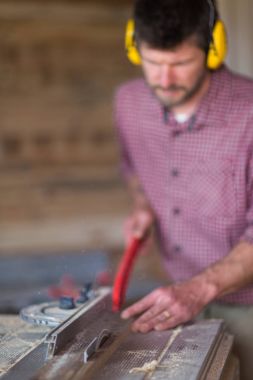 Daire testere tarafından erkek marangoz kesme tahtası