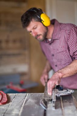 Daire testere tarafından erkek marangoz kesme tahtası