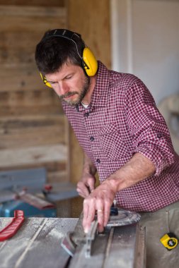 Daire testere tarafından erkek marangoz kesme tahtası