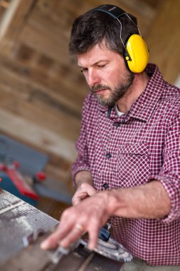 Daire testere tarafından erkek marangoz kesme tahtası