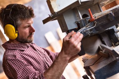 Daire testere tarafından erkek marangoz kesme tahtası