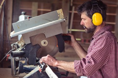 Daire testere tarafından erkek marangoz kesme tahtası