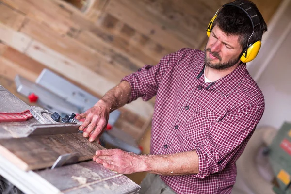 Daire testere tarafından erkek marangoz kesme tahtası