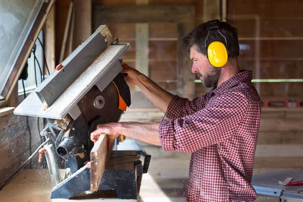 Daire testere tarafından erkek marangoz kesme tahtası