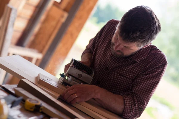 Male Carpenter working on planks — Stock Photo, Image