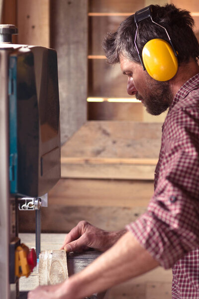 Мужской плотник режущий доску ленточная пила
