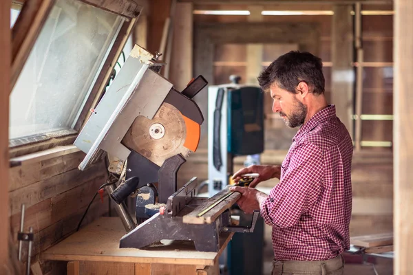Marangoz ölçüm tahta cetvel ile