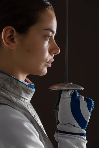 Young Woman fencer holding the sword in front of her — Stock Photo, Image