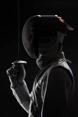 Onun önünde kılıç tutarak maske ile erkek fencer