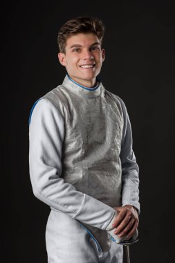 Gülümseyen genç erkek fencer kostüm eskrim beyaz