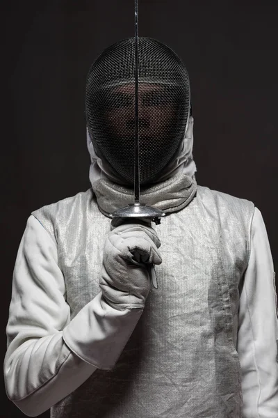 Manliga fäktare i vitt staket kostym och mask — Stockfoto