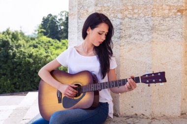 Güzel kadın akustik gitar çalmak