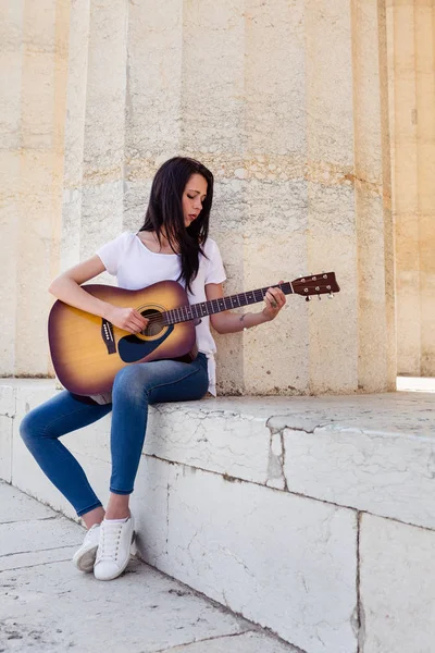 Güzel kadın akustik gitar çalmak