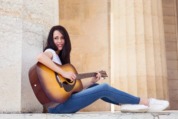 Akustik gitar çalmak gülümseyen güzel kadın