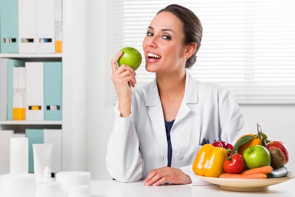 Kobiece dietetyka jedzenie Green Apple w jej biurze — Zdjęcie stockowe