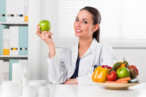 Ernährungsberaterin hält grünen Apfel in der Hand — Stockfoto