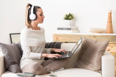 Kadın onu laptop üzerinden kulaklık müzik dinleme