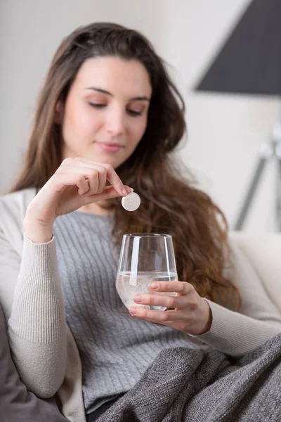 Niezdrowe chory kobieta bierze pigułki z szklanką wody — Zdjęcie stockowe