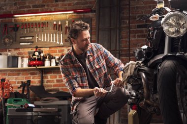 Tamircilik ya da antika bir bisikleti tamir etmek