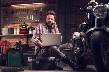 Bir atölyede çalışan tamirci ya da motorcu.