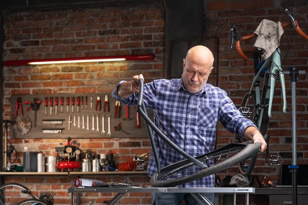 自転車の車輪のチューブを交換する機械 — ストック写真