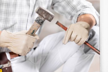 Çekiç ve keski kullanan işçi ya da inşaatçı