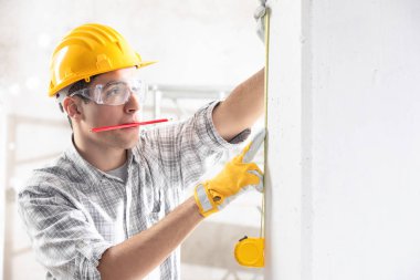 İnşaat işçisi duvar ölçme