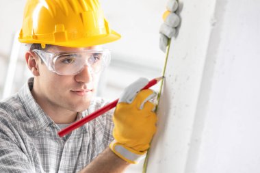 İnşaat işçisi duvar ölçme