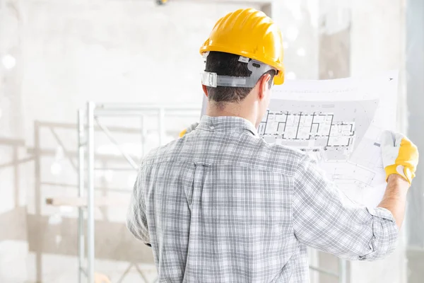 Arquiteto ou engenheiro estrutural com planta — Fotografia de Stock