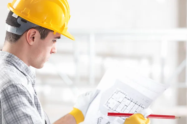 Arquiteto ou engenheiro estrutural com planta — Fotografia de Stock