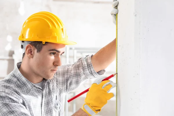 Trabajador de la construcción midiendo la pared —  Fotos de Stock