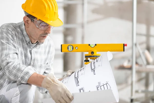 Arquiteto engenheiro estrutural ou construtor com plano — Fotografia de Stock