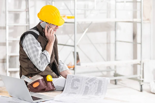 Empreiteiro de construção falando em um telefone celular — Fotografia de Stock