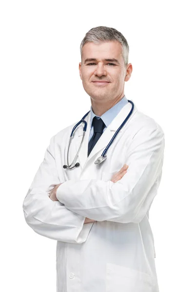 Médico Masculino Confiante Jaleco Branco Estetoscópio Com Braços Dobrados Sorrindo — Fotografia de Stock
