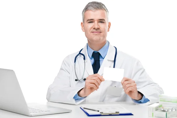 Χαμογελώντας Γιατρός Επιδεικνύοντας Ένα Κουτί Φάρμακα Στο Χέρι Του Καθώς — Φωτογραφία Αρχείου