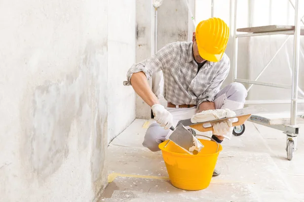 Gesso Novo Carregamento Gesso Balde Usando Uma Espátula Para Reparar — Fotografia de Stock