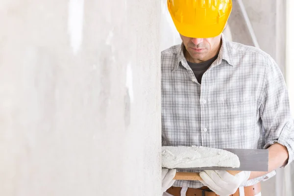 Construtor Usando Chapéu Duro Luvas Rebocando Uma Parede Durante Reformas — Fotografia de Stock