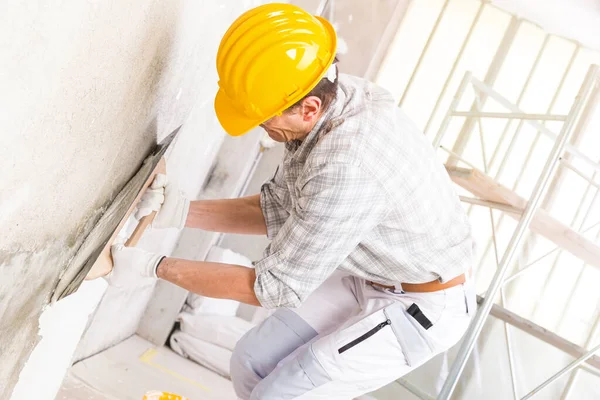 Construtor Aplicando Gesso Novo Uma Parede Dentro Casa Cobrindo Uma — Fotografia de Stock