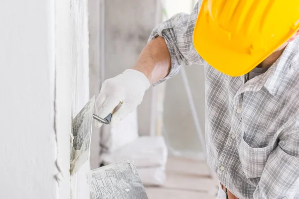 Construtor Usando Uma Espátula Para Adicionar Gesso Uma Parede Branca — Fotografia de Stock