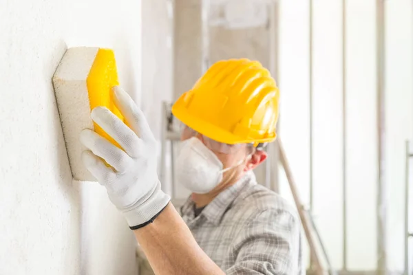 Stukadoor Gebouw Met Een Harde Hoed Gezichtsmasker Voor Stofschuren Gladstrijken — Stockfoto