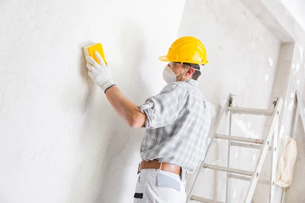 Bauarbeiter Schleifen Und Glätten Eine Neu Verputzte Weiße Innenwand Einem — Stockfoto